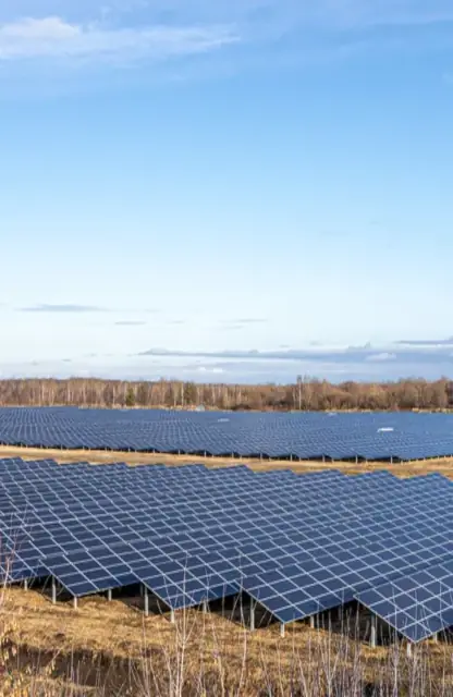 farmy-fotowoltaiczne-panele-słoneczne-zielona-energia-słońce-instalacja-fotowoltaiki-PV-budowa-farm-PV017-solarne-panele
